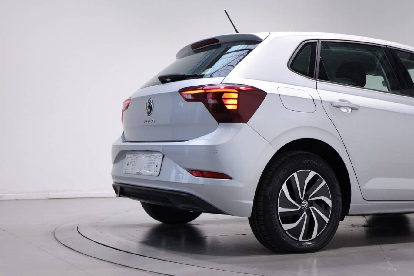 VOLKSWAGEN Polo 13