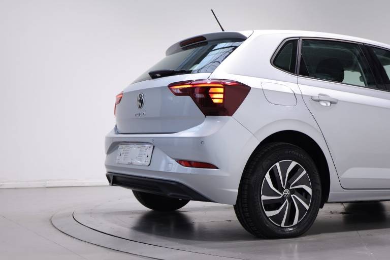 VOLKSWAGEN Polo 13