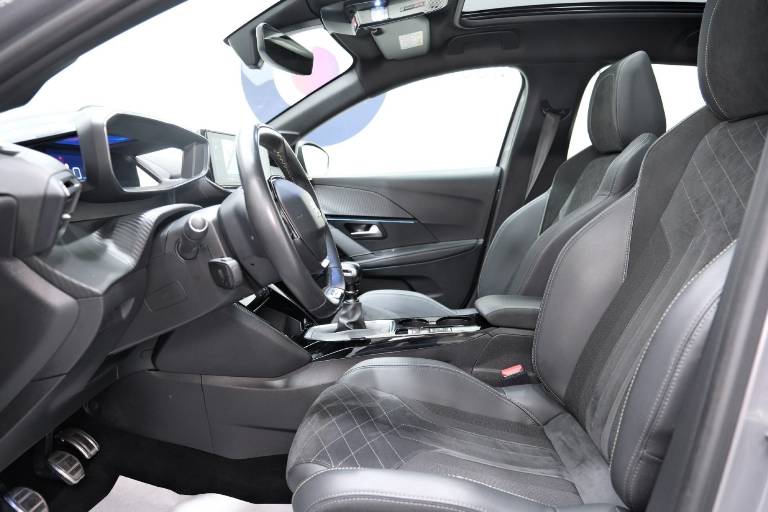 PEUGEOT 208 21