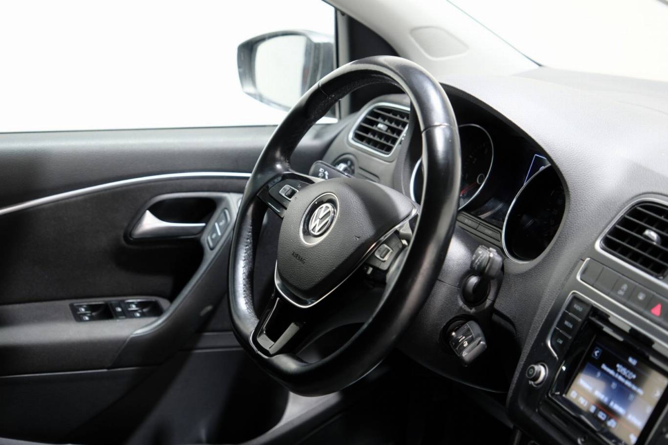 VOLKSWAGEN Polo 46