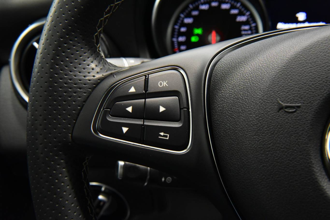 MERCEDES-BENZ GLA 200 7