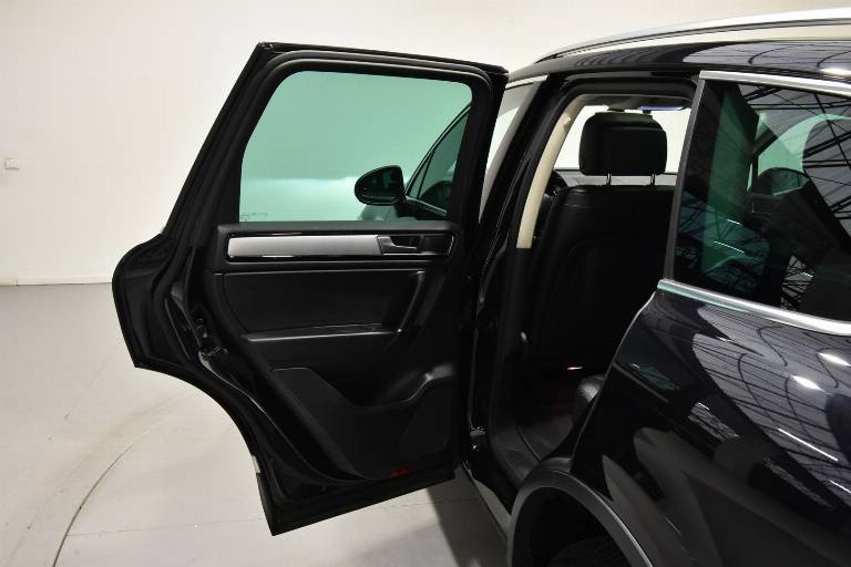 VOLKSWAGEN Touareg 38