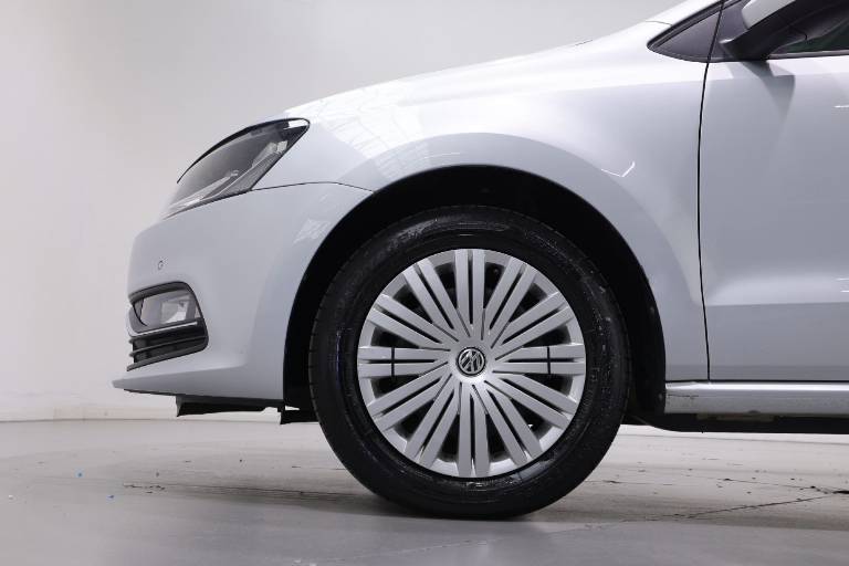 VOLKSWAGEN Polo 17