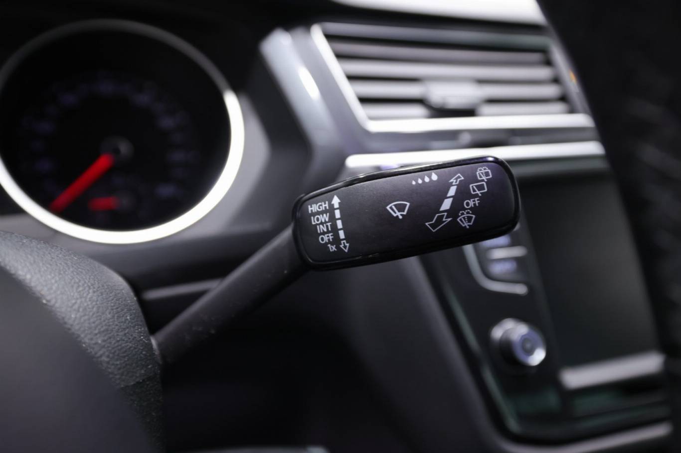 VOLKSWAGEN Tiguan 24