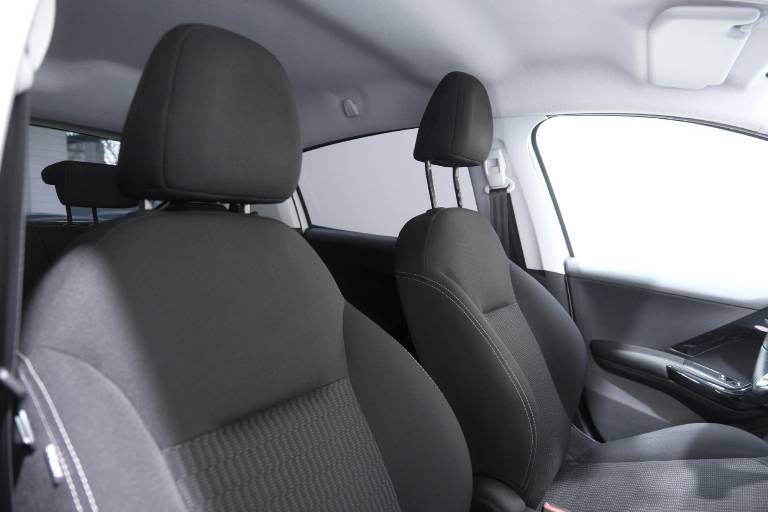 PEUGEOT 208 53
