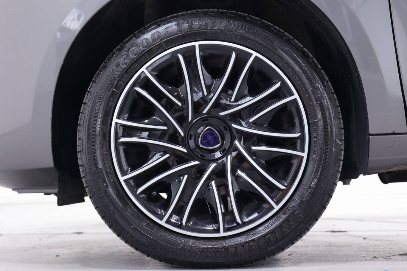 LANCIA Ypsilon 13