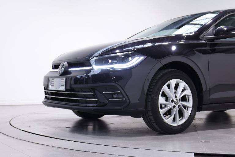 VOLKSWAGEN Polo 11