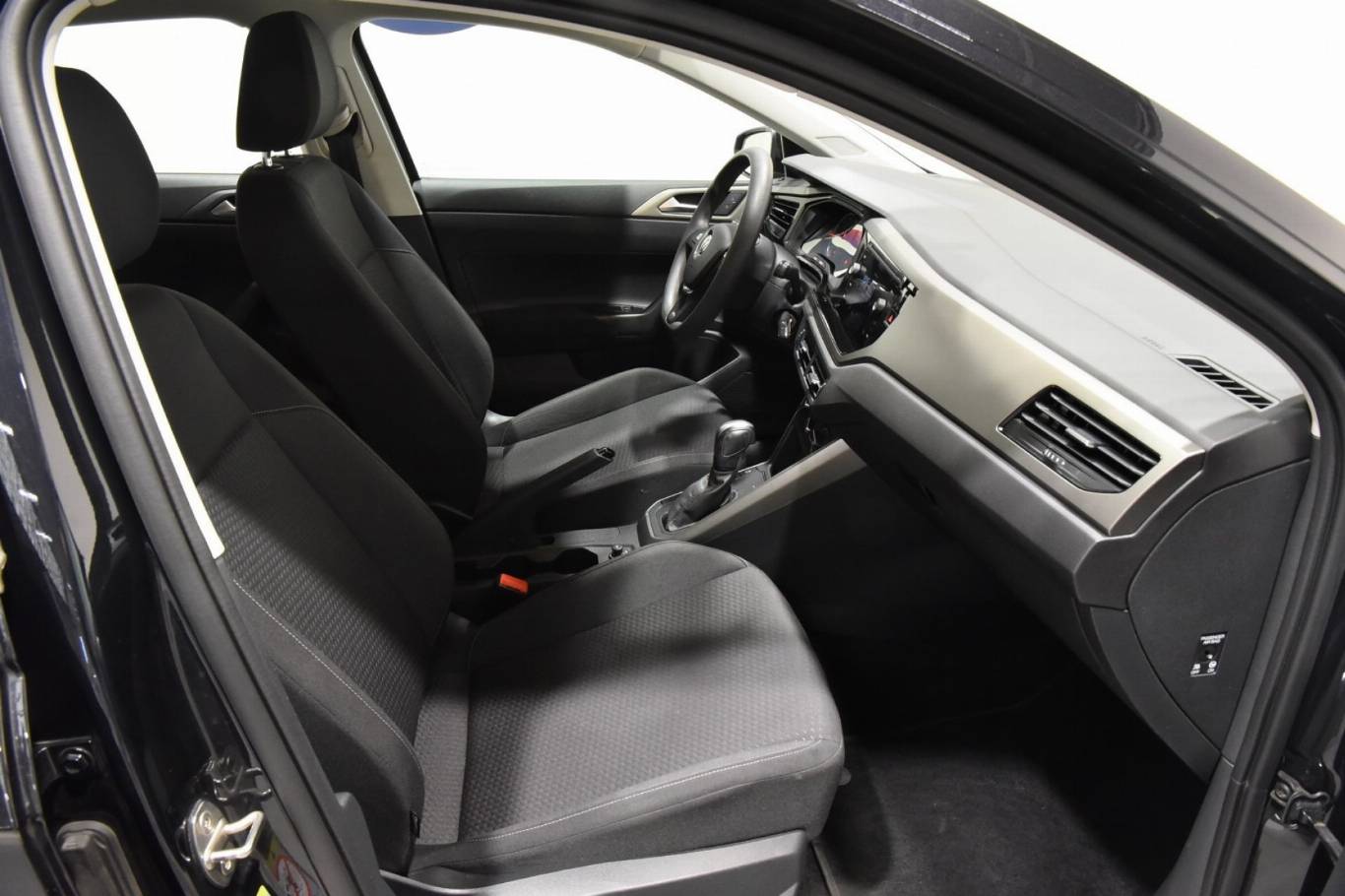VOLKSWAGEN Polo 29
