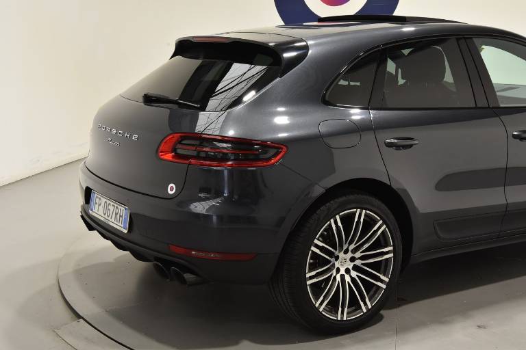 PORSCHE Macan 23