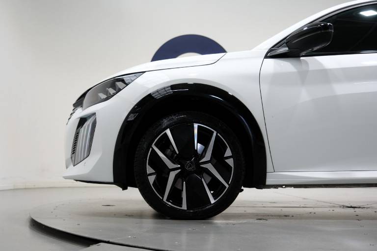 PEUGEOT 208 11