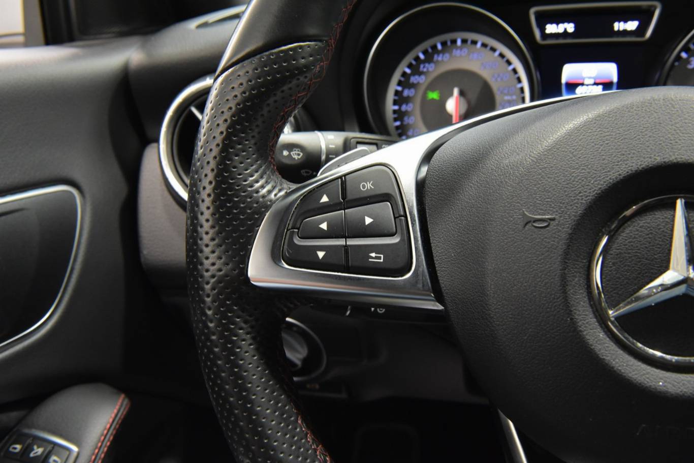 MERCEDES-BENZ CLA 200 44