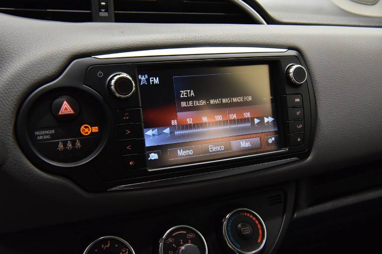 TOYOTA Yaris 12