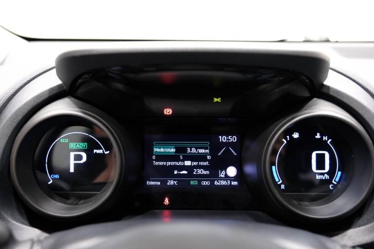 TOYOTA Yaris 8