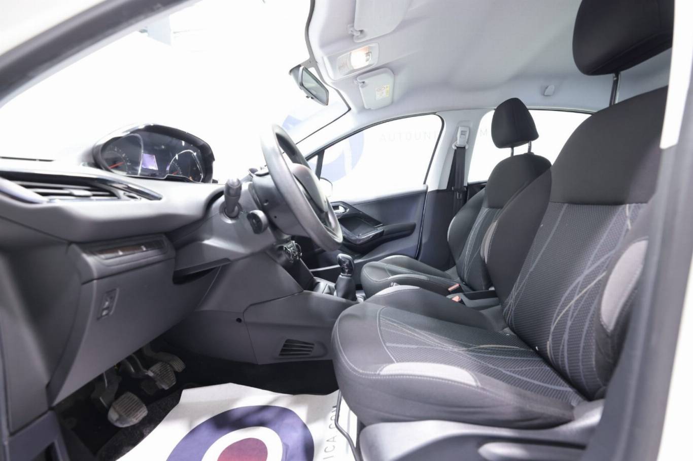 PEUGEOT 208 18