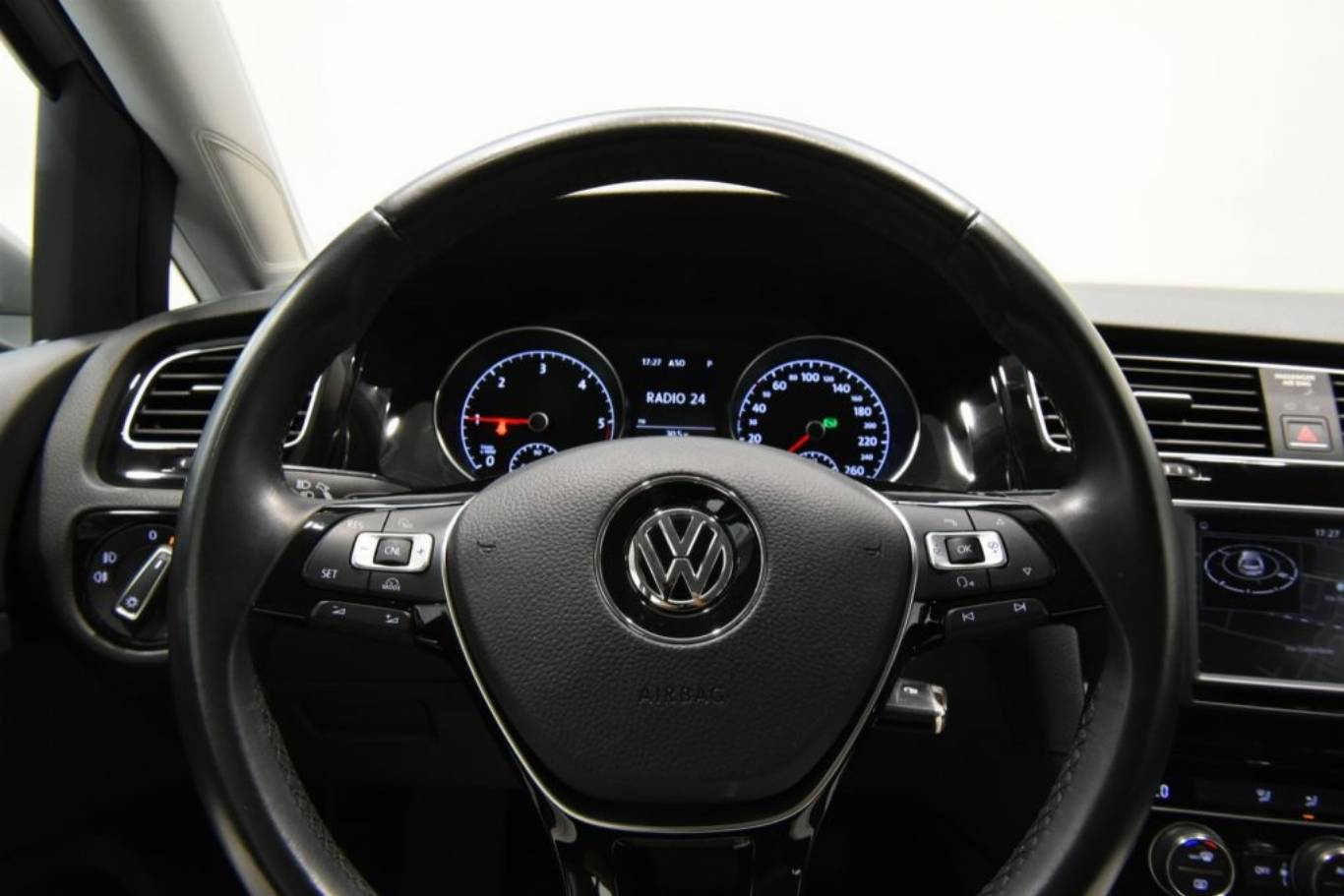 VOLKSWAGEN Golf 37