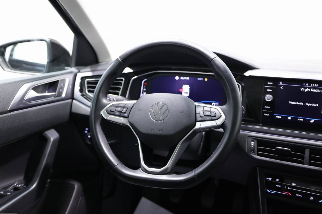 VOLKSWAGEN Polo 37