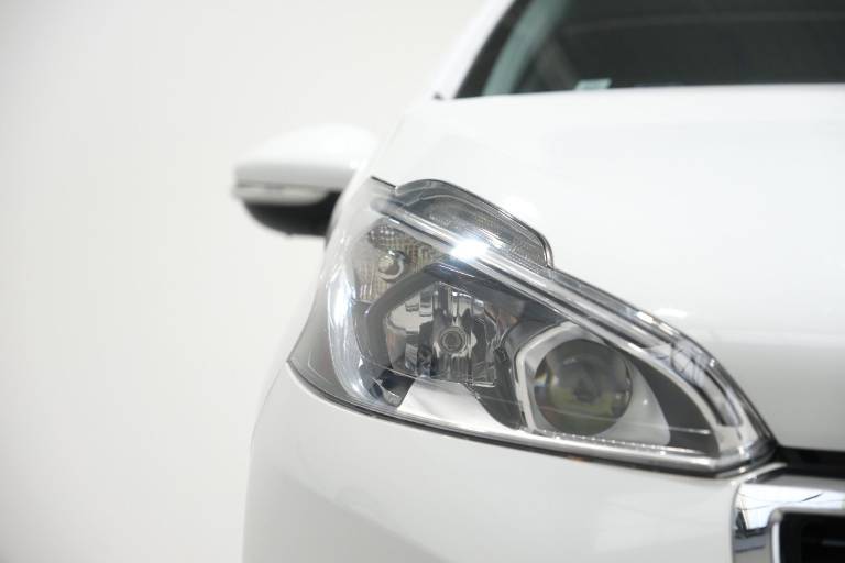 PEUGEOT 208 13