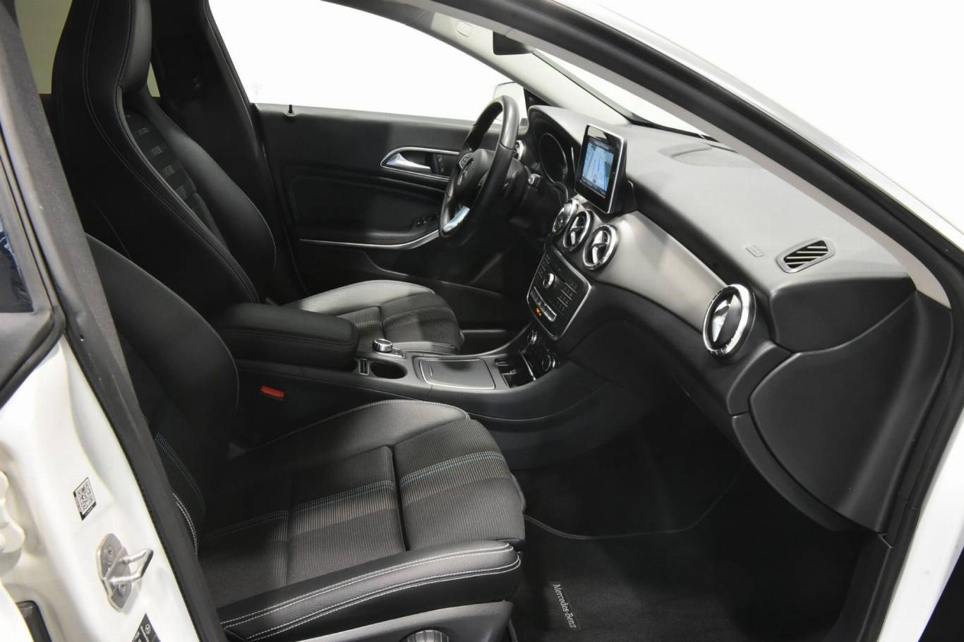 MERCEDES-BENZ CLA 180 21