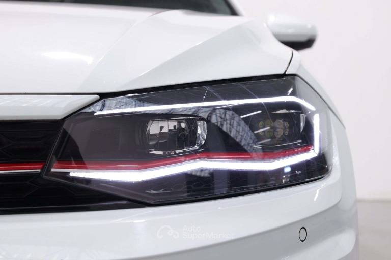 VOLKSWAGEN Polo 12