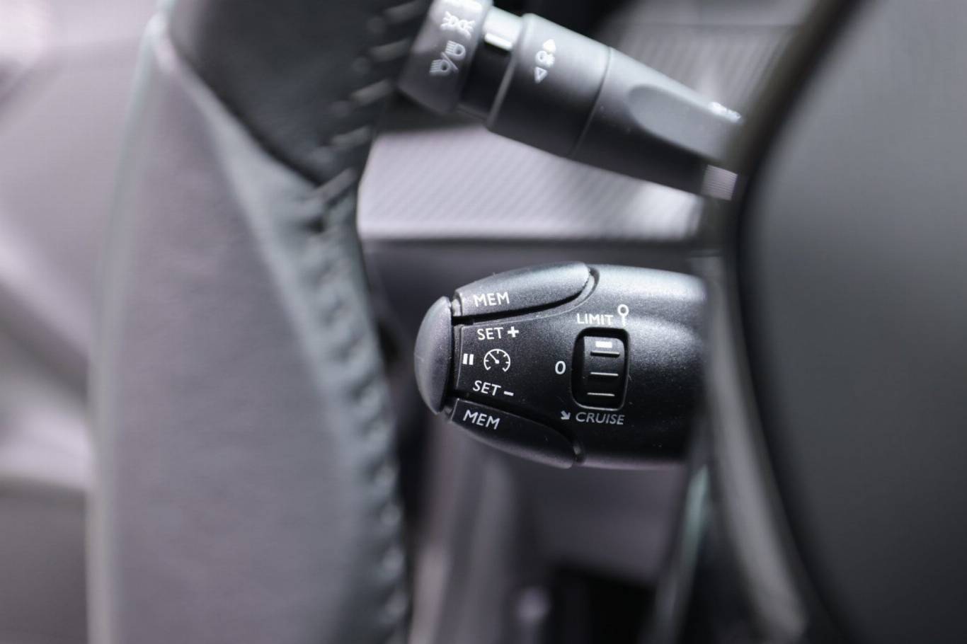 PEUGEOT 208 23