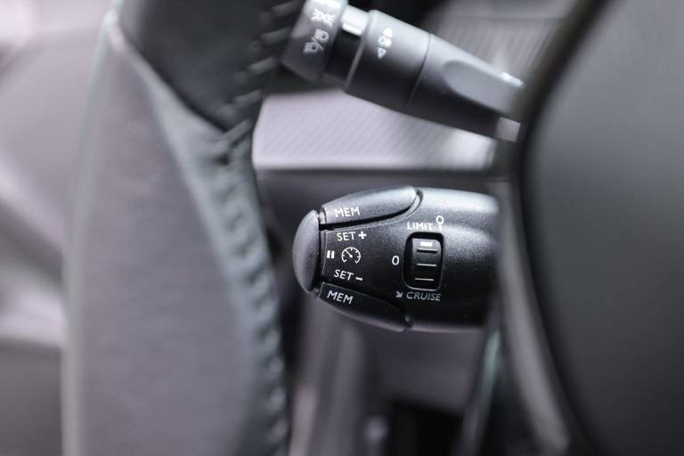 PEUGEOT 208 23