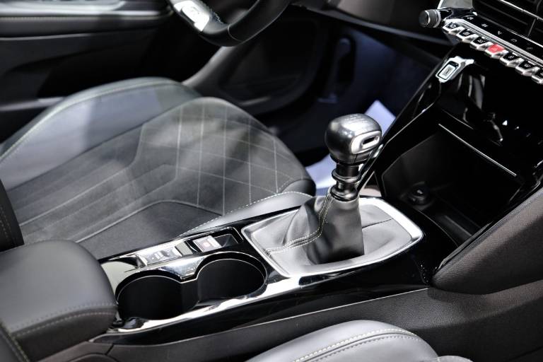 PEUGEOT 208 67