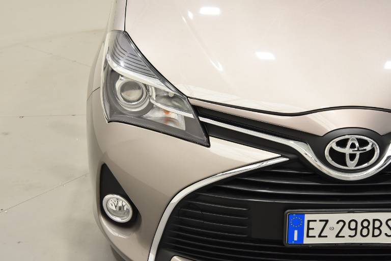 TOYOTA Yaris 17