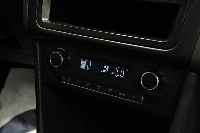 VOLKSWAGEN Polo 33