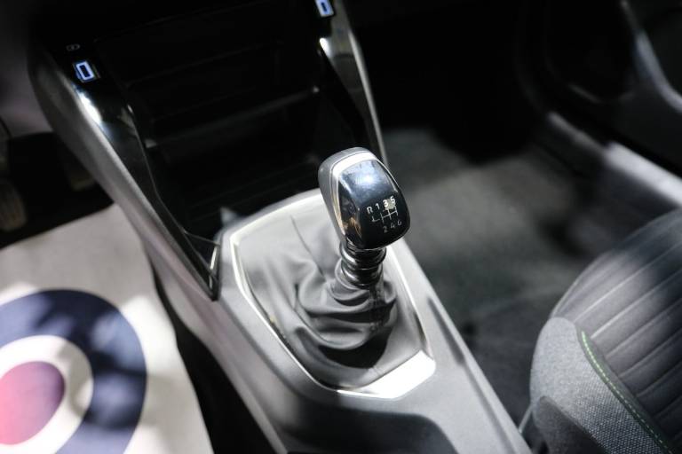 PEUGEOT 208 31