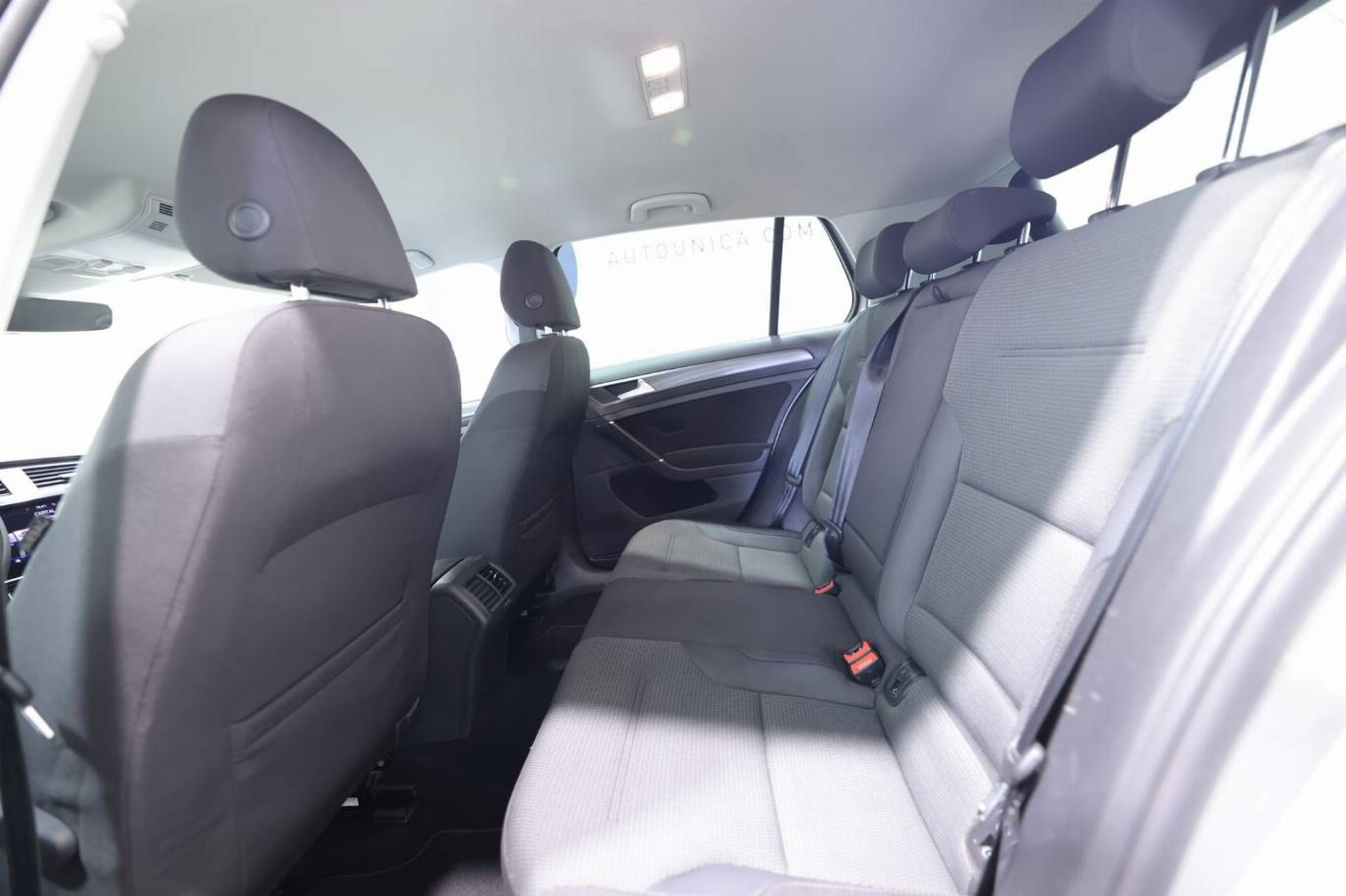 VOLKSWAGEN Golf 38