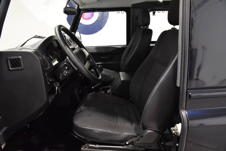 LAND ROVER Defender 17