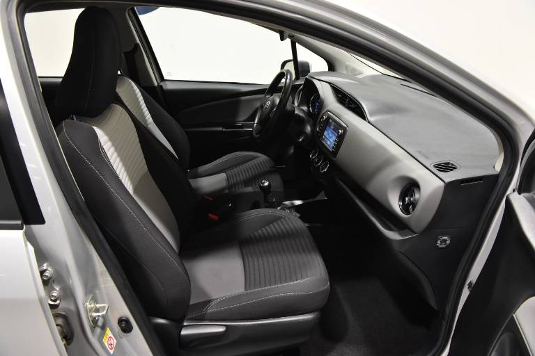 TOYOTA Yaris 29