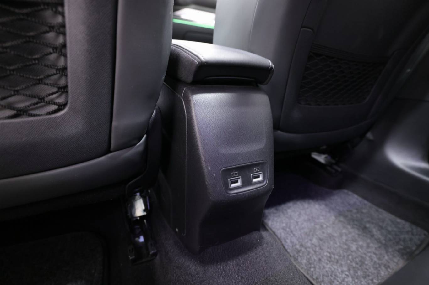 PEUGEOT 208 39