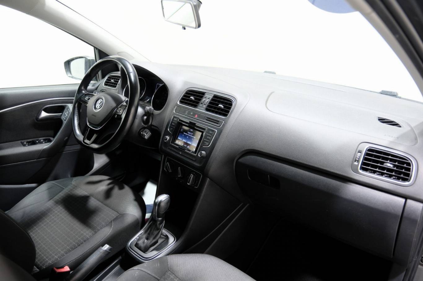 VOLKSWAGEN Polo 44