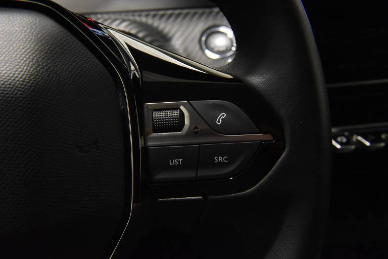 PEUGEOT 208 8