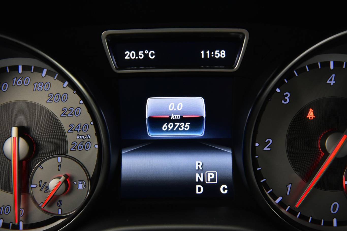 MERCEDES-BENZ CLA 200 23