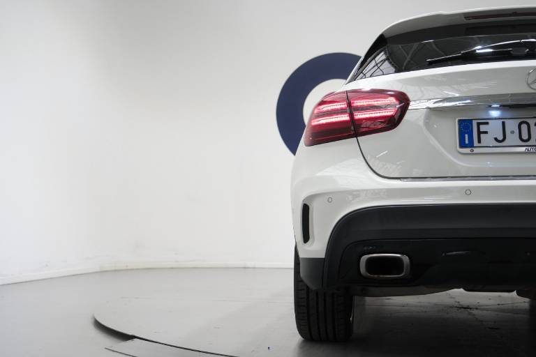 MERCEDES-BENZ GLA 220 54