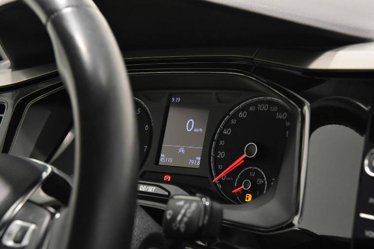 VOLKSWAGEN Polo 32