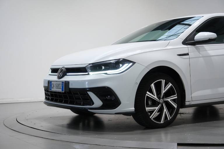 VOLKSWAGEN Polo 11