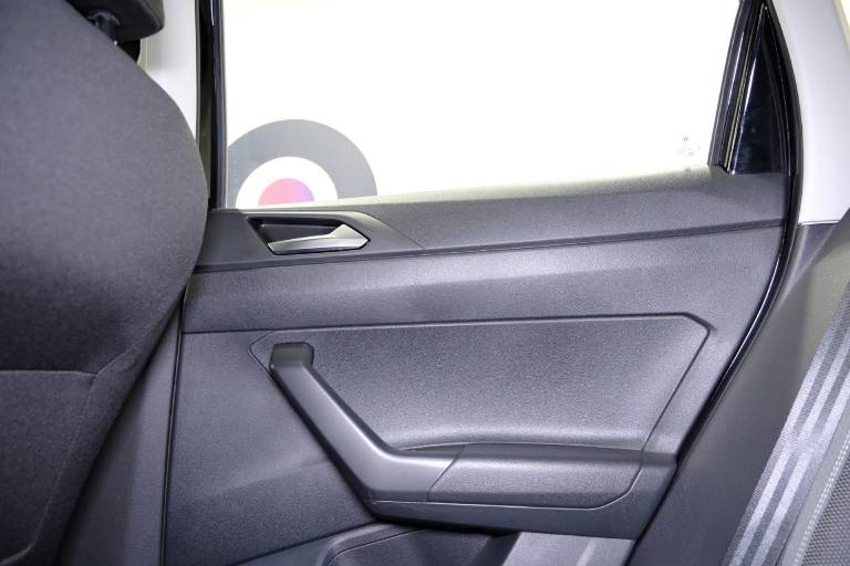 VOLKSWAGEN Polo 38