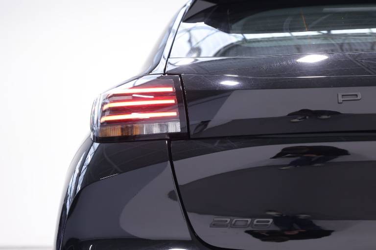 PEUGEOT 208 40