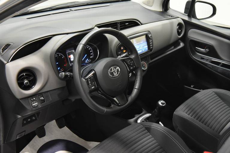 TOYOTA Yaris 3
