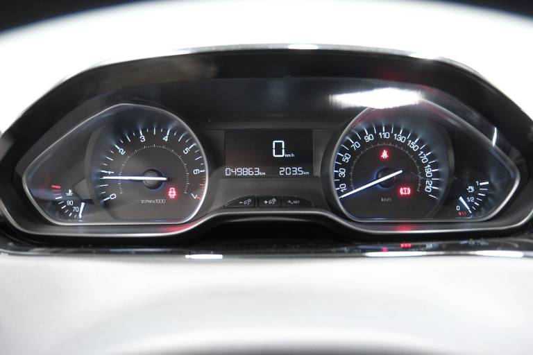 PEUGEOT 208 8