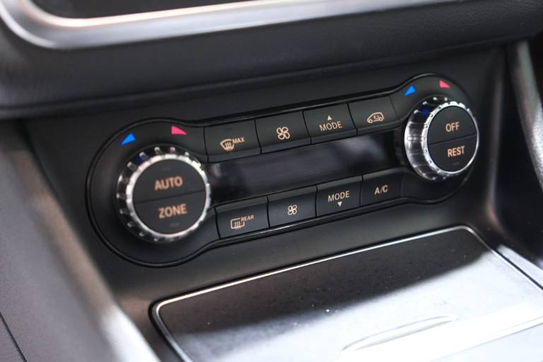 MERCEDES-BENZ GLA 220 28