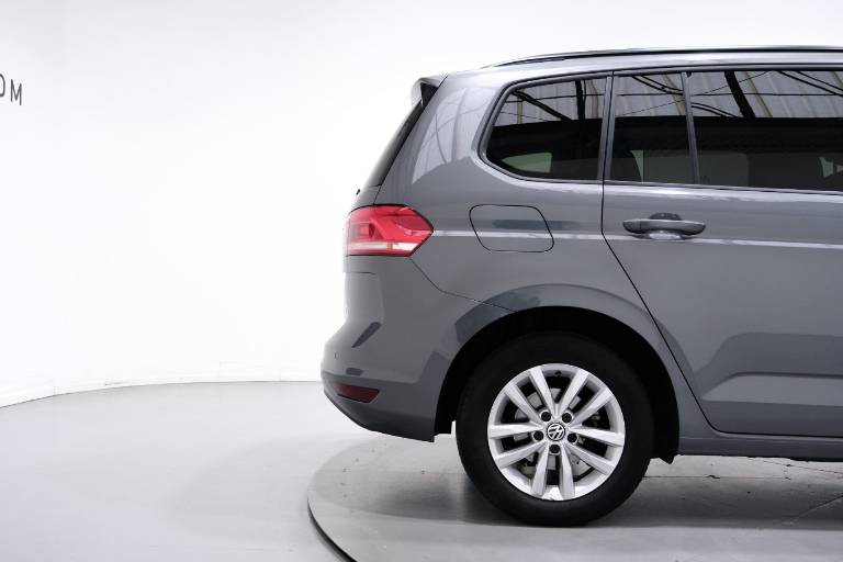 VOLKSWAGEN Touran 52