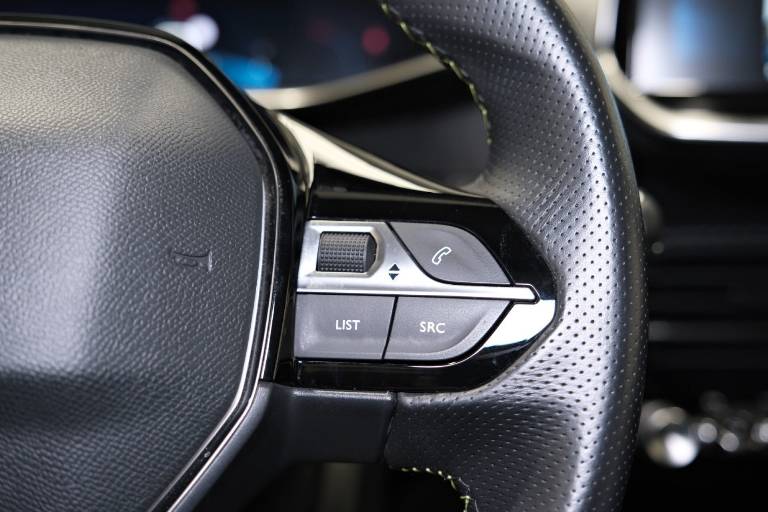 PEUGEOT 208 23