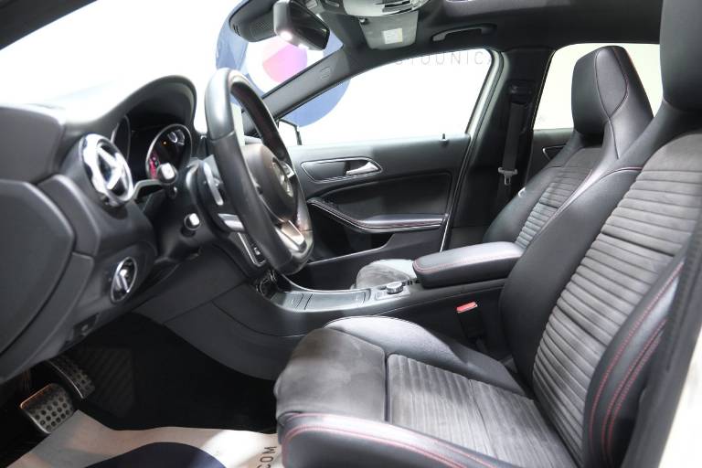 MERCEDES-BENZ GLA 220 19