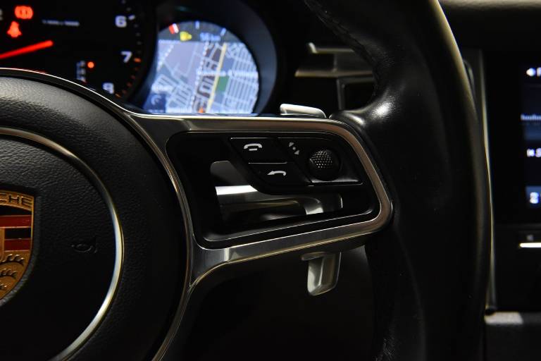 PORSCHE Macan 8