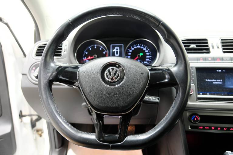 VOLKSWAGEN Polo 7