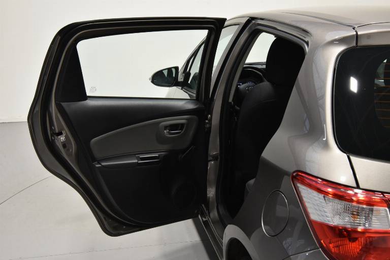 TOYOTA Yaris 41